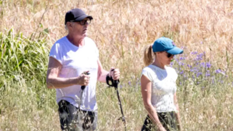 David Hasselhoff nach Knie-OP: Baywatch-Legende erholt sich bei Wanderung mit Ehefrau