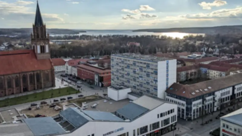 DDR-Hochhaus in Neubrandenburg: Finaler Rückbau startet nach Ostern