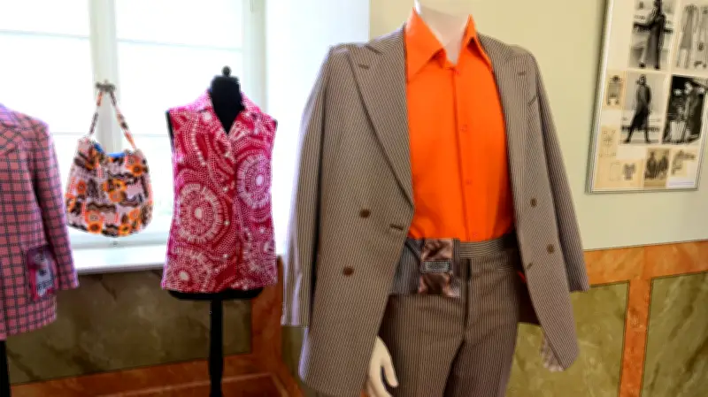 DDR-Mode-Revival: Vom Dederon-Anzug bis zum Fensterleder-Kleid im Meyenburger Museum