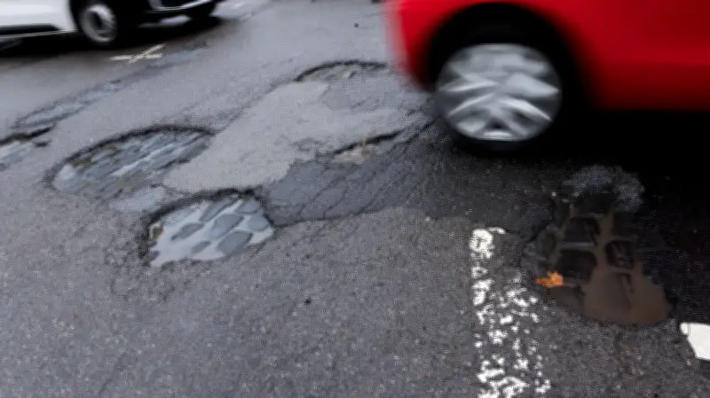Debatte um Sondervermögen: Straßensanierung in Merseburg gefährdet Schwimmhalle?