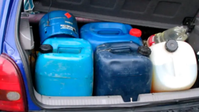 Defektes Rücklicht führt zu Festnahme: Polizei findet 250 Liter gestohlenen Sprit