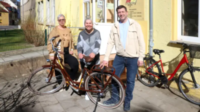 Demminer Hanse-Bibliothek erhält neues Fahrrad für beliebten Bücher-Bringedienst