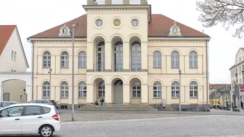 Demokratieförderung in Neustrelitz: Entscheidung über Bundesmittel erneut vertagt
