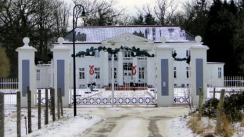 Denkmalgeschütztes Herrenhaus Lehsen steht zum Verkauf - Innenraumgestaltung sorgt für Kontroverse