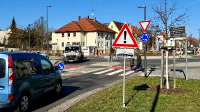 Dessau-Roßlau: Markierungsarbeiten am Unfallschwerpunkt Albrechtsplatz-Kreisverkehr