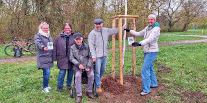 Dessauer Initiative sucht Baumpaten für städtische Aufforstung - Ehepaar pflanzt erste Eiche im Schillerpark