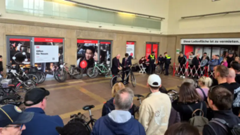 Deutsche Bahn versteigert Fahrräder in Merseburg: Dutzende Fundräder unterm Hammer