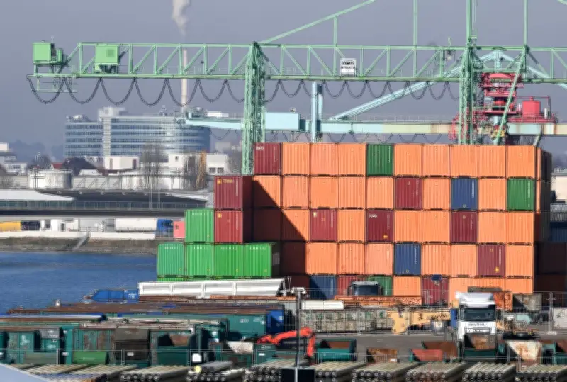 Deutsche Exporte erholen sich leicht, doch Industrieproduktion bleibt schwach