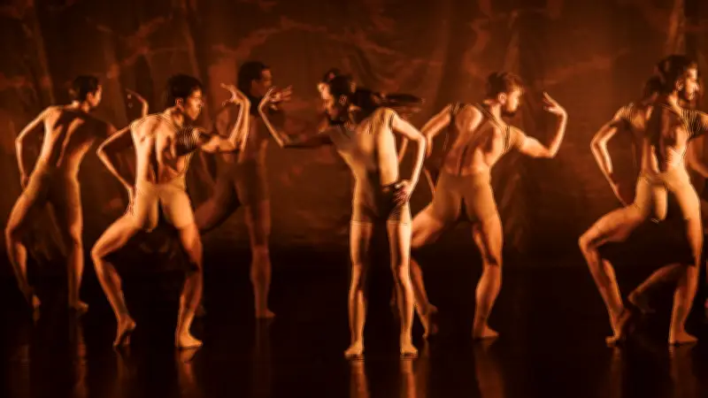 Deutsche Tanzkompanie vollendet Elemente-Zyklus mit gefeierter Uraufführung „Erde“ in Neustrelitz