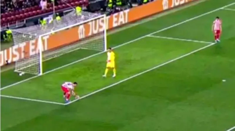 Deutscher Video-Schiedsrichter Christian Dingert löst nach Barça-Niederlage heftige Debatte aus