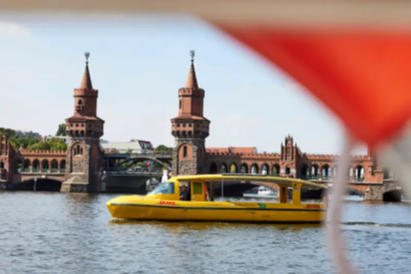 DHL startet zweite Paketschiffsroute im Osten Berlins