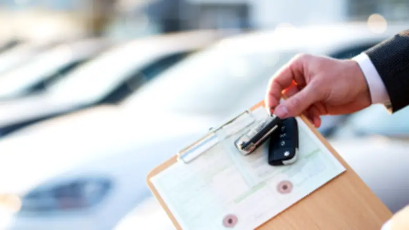 Dieb stiehlt Rucksack mit Bargeld aus Transporter in Brehna