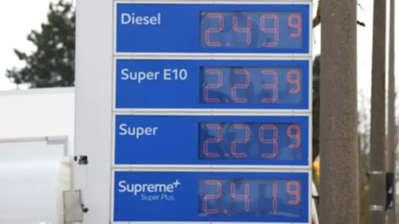 Diesel-Preise überholen Super Plus: Der Sprit-Schock an deutschen Tankstellen