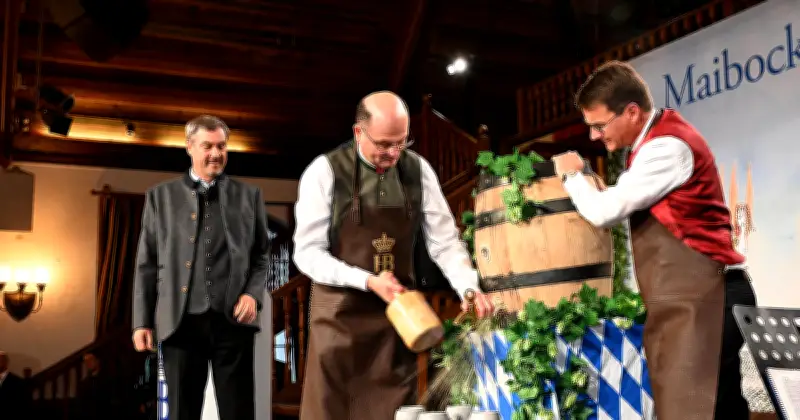 Django Asül stichelt live gegen Markus Söder: Maibockanstich im BR-Stream