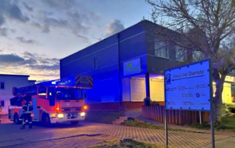 Doppelter Einsatz in Köthen: Rauchmelder-Alarm und Schotter auf der Straße beschäftigen Feuerwehr