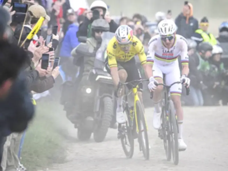 Drama bei Paris-Roubaix: Pogacar verpasst historische Krönung im Kopfsteinklassiker