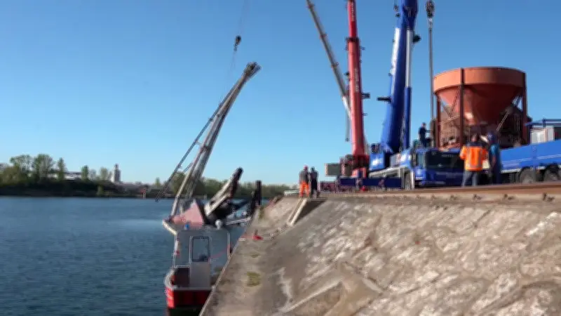 Dramatischer Arbeitsunfall am Rhein: Kran stürzt in Fluss, zwei Arbeiter verunglücken