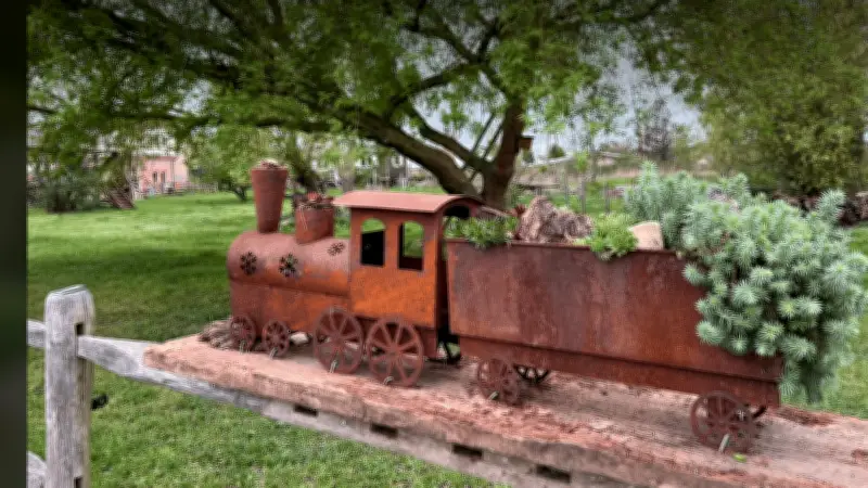 Dreister Osterdiebstahl in Teterow: Gusseiserne Lok gewaltsam entwendet