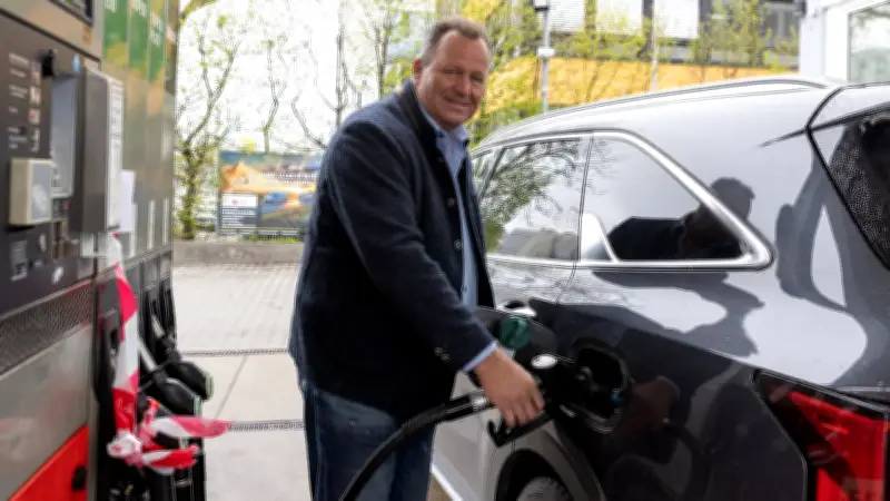 Dritter Tag in Folge: Spritpreise um 12 Uhr erneut gesunken - Entlastung in Sicht?