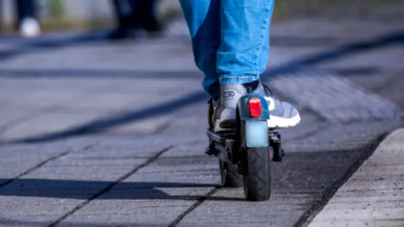 Düsseldorf: E-Scooter-Fahrer kracht gegen Auto und schläft danach ein