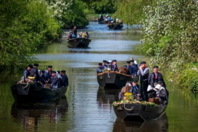 Dutzende Torfkähne auf historischer Fahrt nach Bremen