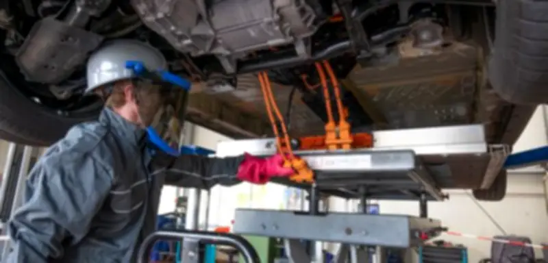 E-Auto-Akku-Reparatur: So einfach geht's in Spezialwerkstätten