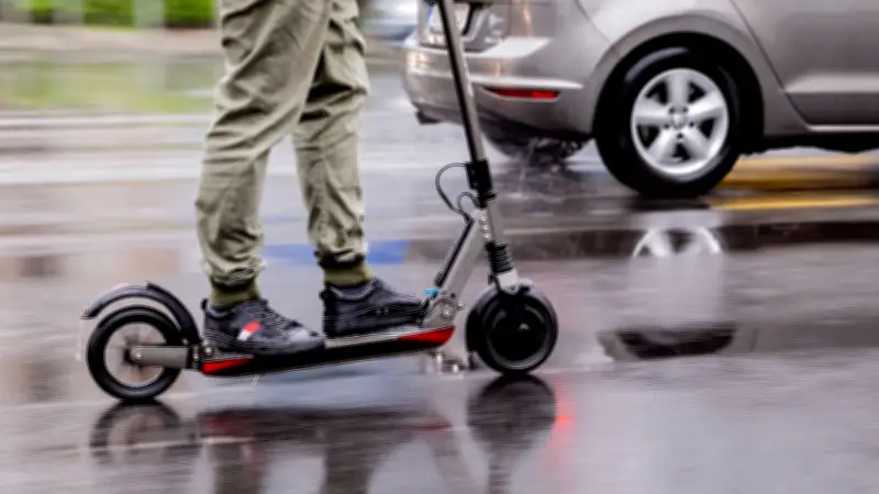 E-Roller-Fahrer zweimal betrunken erwischt: 5500 Euro Strafe für Neubrandenburger