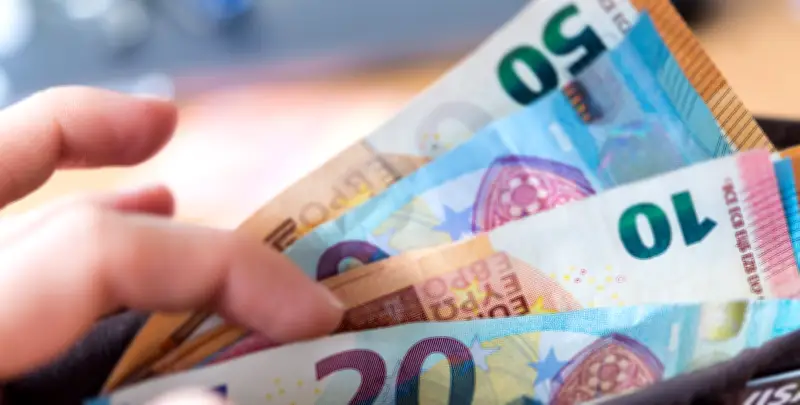 Ehrliche Finderin in Köthen: Geldbörse mit 1.200 Euro abgegeben - Polizei sucht nach der Frau