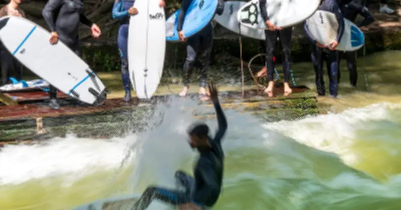 Ein Jahr nach tödlichem Surfunfall: Eisbachwelle in München bleibt Politikum mit offenen Fragen