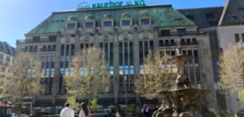 Einbruch in Düsseldorfer Galeria: Schmuck und Uhren über U-Bahn-Schacht gestohlen