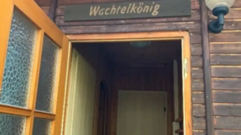 Einfache Auszeit im DDR-Ferienlager: Bungalow im Wald begeistert