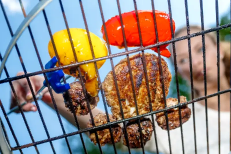 Eingebranntes vom Grillrost entfernen: So wird es leichter