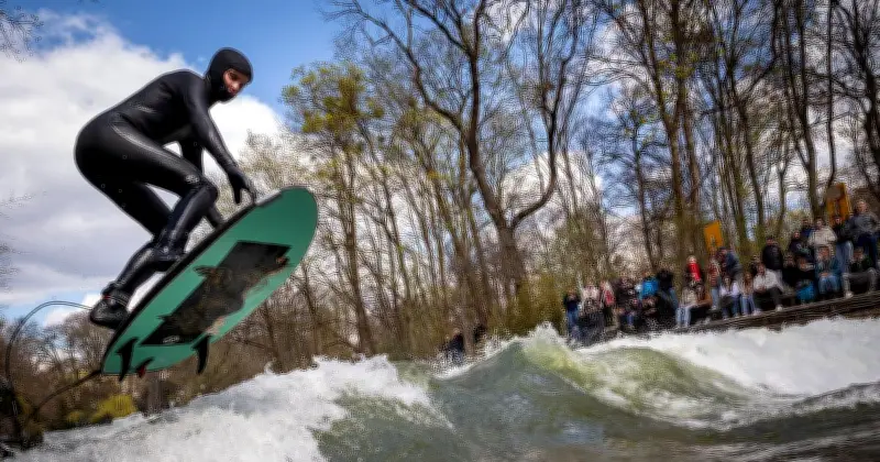 Eisbach-Welle: Kurzes Oster-Comeback entfacht Debatten um Surf-Paradies in München