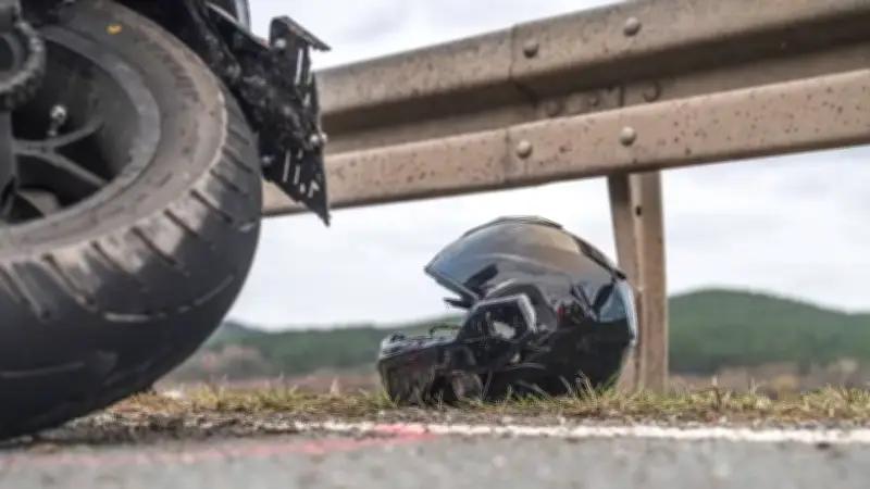 Eiskalter Vorfall in Braunsbedra: Motorradfahrer lässt verletzten Beifahrer nach Sturz zurück