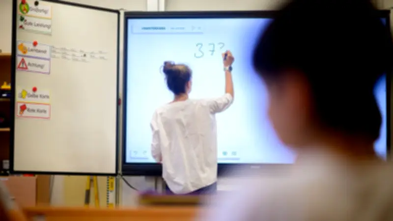 „EkelhAfD“-Pullover im Unterricht: Lehrerin in Mecklenburg-Vorpommern löst politische Debatte aus