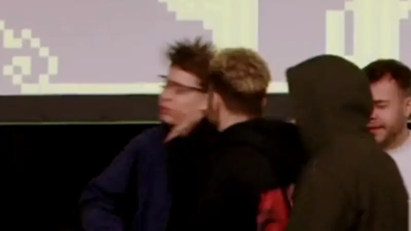 Eklat bei Gaming-Festival: Profi-Gamer schlägt Gegner bei Siegerehrung