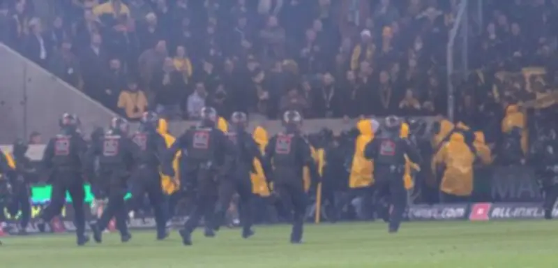 Eklat bei Zweitliga-Topspiel: Platzsturm und Pyrotechnik überschatten Dynamo Dresden gegen Hertha BSC