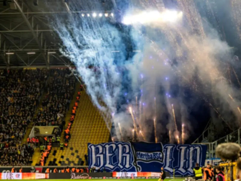 Eklat in Dresden: Zweitliga-Spiel nach Fan-Krawallen und Pyrotechnik unterbrochen