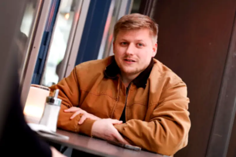 El Hotzos Roman 'Sidekick': Entführung als TV-Show zwischen Kölner Medienrealität und Satire