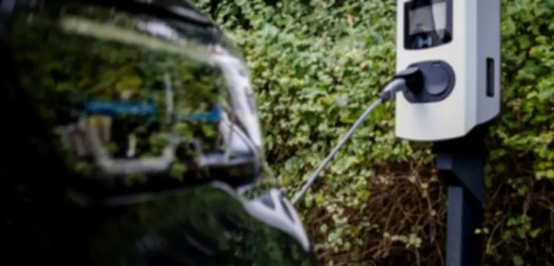 Elektroautos sparen bis zu zwei Drittel der Antriebskosten gegenüber Verbrennern