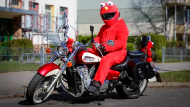 Elmo-Kostüm auf dem Motorrad: Vater wird in Schwerin zum Phänomen
