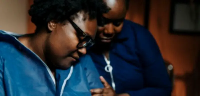 Eltern und Tränen: Warum Weinen vor Kindern wichtig sein kann