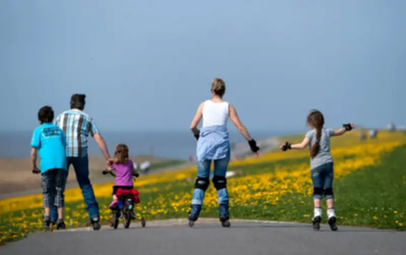 Elterngeld-Bezug sinkt viertes Jahr in Folge - Elterngeld Plus erreicht Rekordniveau