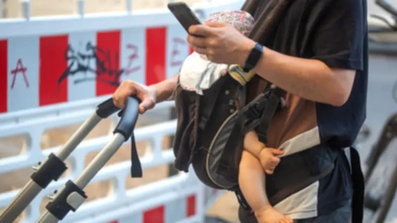 Elternzeit-Studie: Regionale Unterschiede bei Vätern - Sachsen führt, Bremen und Saarland liegen zurück