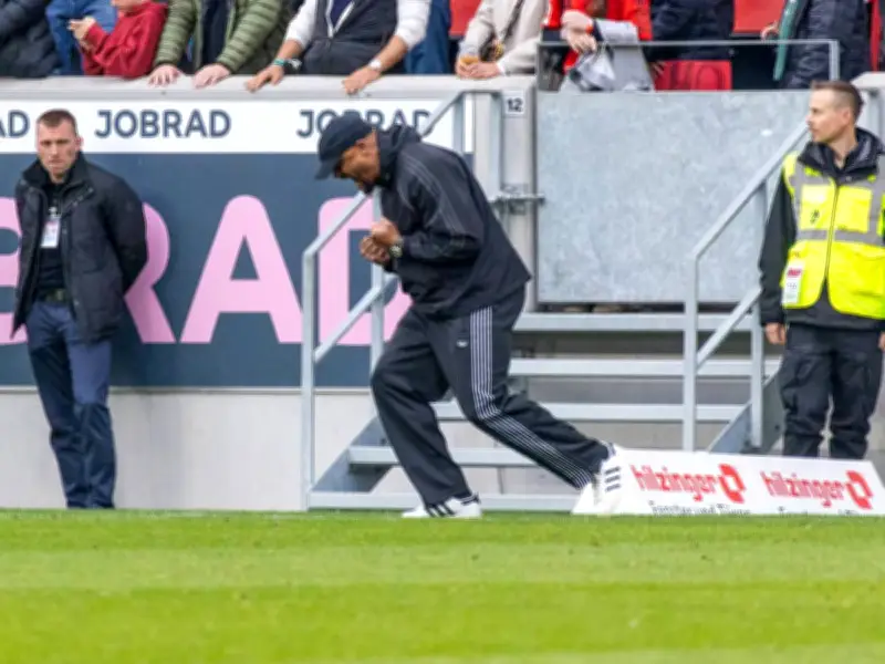 Emotionale Szene bei Bayern: Kompany feiert mit Davies nach Siegtreffer