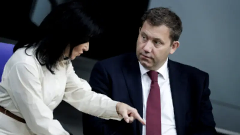 Energiepolitischer Konflikt: Klingbeil und Reiche blockieren vier Schlüsselgesetze