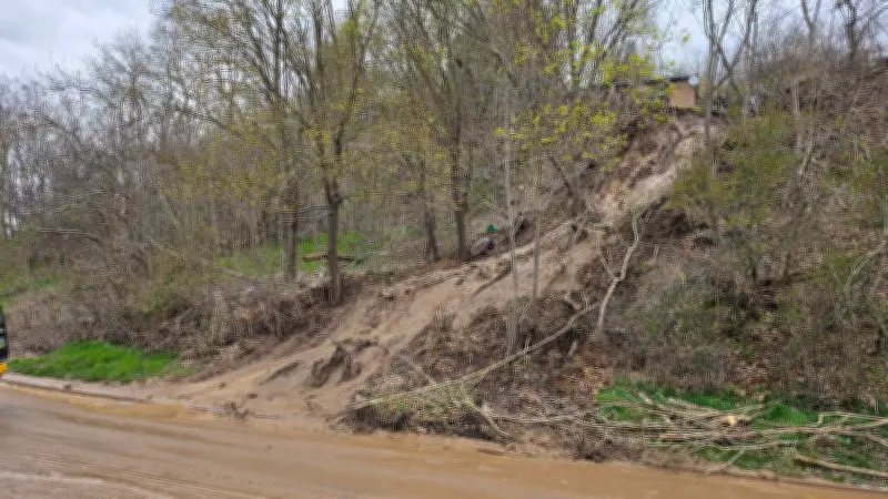 Erdrutsch in Burg Stargard: Mühlenstraße tagelang vollgesperrt nach Wasseraustritt