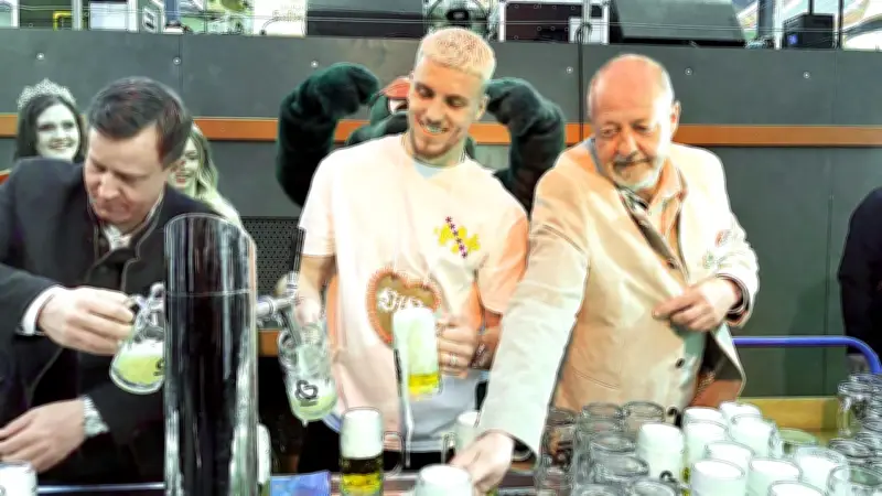 Ermedin Demirovic löst Freibier-Versprechen auf Wasen ein