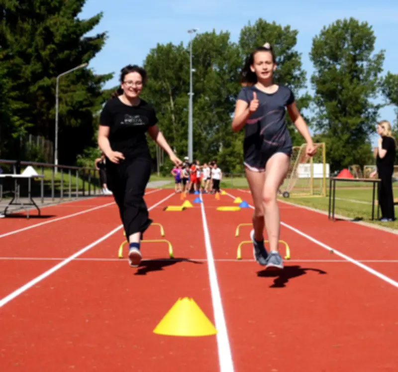 Ernüchterung im Sportpark Aken: Stadträte fordern Nachbesserung der Tartanbahn