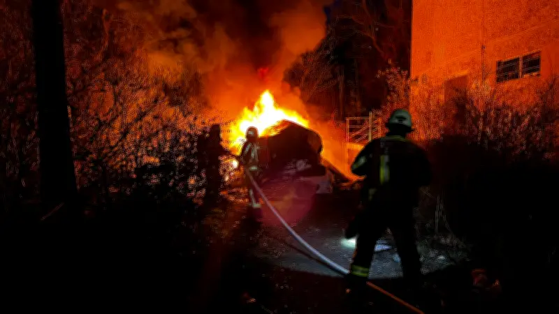 Erneut Brand an berüchtigter BAZ-Halle in Neubrandenburg - Feuerwehr löscht schnell